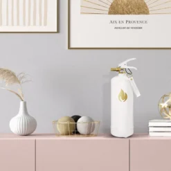 White Fire Extinguisher 2 Kg - Gold Emblem -Dimplex Shop nordic flame hvid brandslukker med guld logo 4 52130