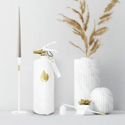 White Fire Extinguisher 2 Kg - Gold Emblem -Dimplex Shop nordic flame hvid brandslukker med guld logo 6 52132
