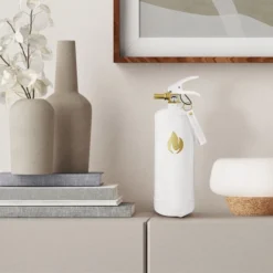 White Fire Extinguisher 2 Kg - Gold Emblem -Dimplex Shop nordic flame hvid brandslukker med guld logo 8 52134